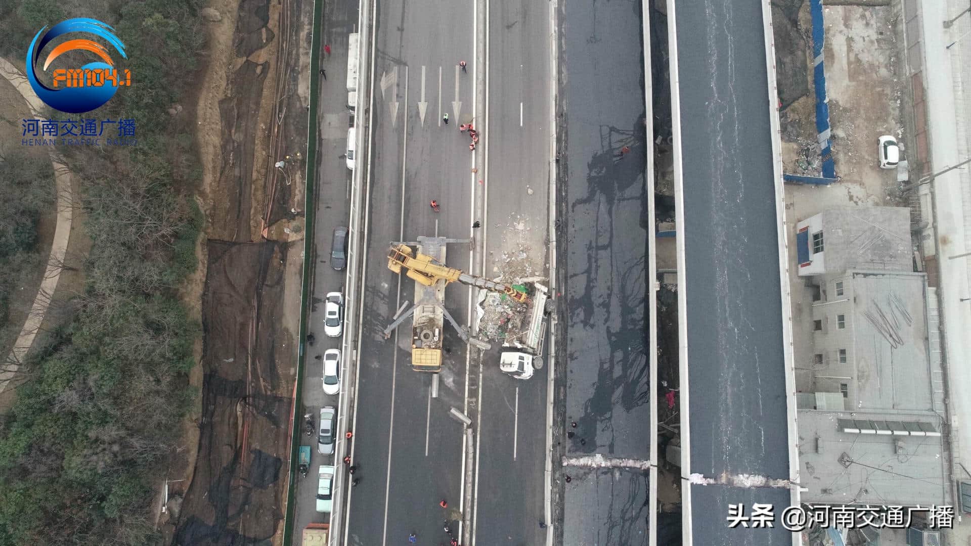 早高峰请避开京广快速路!货车侧翻,目前正在吊车作业