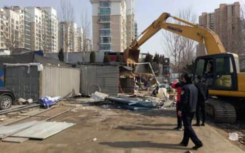 挖掘机、吊车全出动，500余平方米偷建板房被拆除