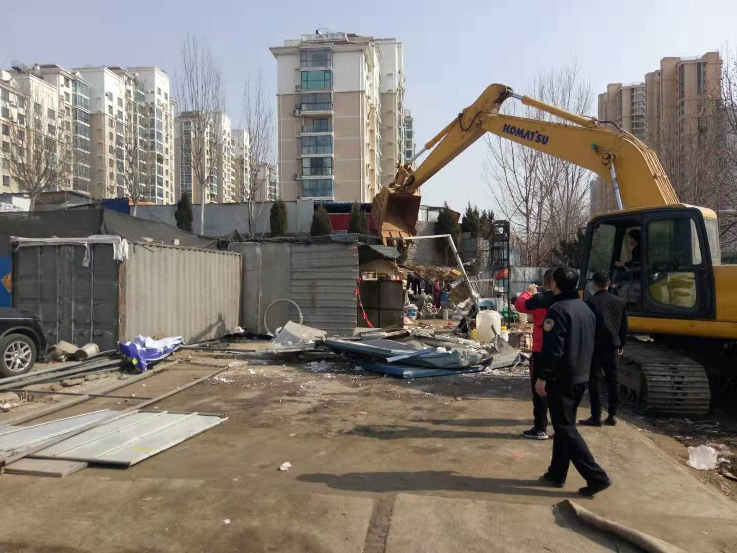 挖掘机、吊车全出动，500余平方米偷建板房被拆除