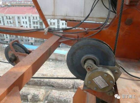建筑工地上都有哪些起重机械设备?一篇文章超详细解说塔吊
