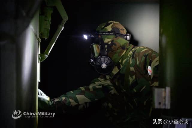 杀手锏!官方发布火箭军夜间训练照片 导弹吊装细节清晰可见
