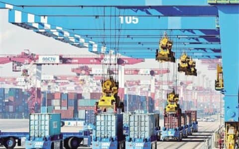 经济日报关注青岛港完成全球首例5G远程吊车操作