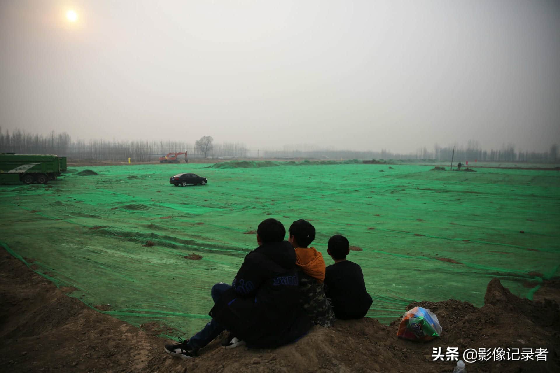 仅隔一个多月,空旷工地上现“吊车林立”,建设现场震撼