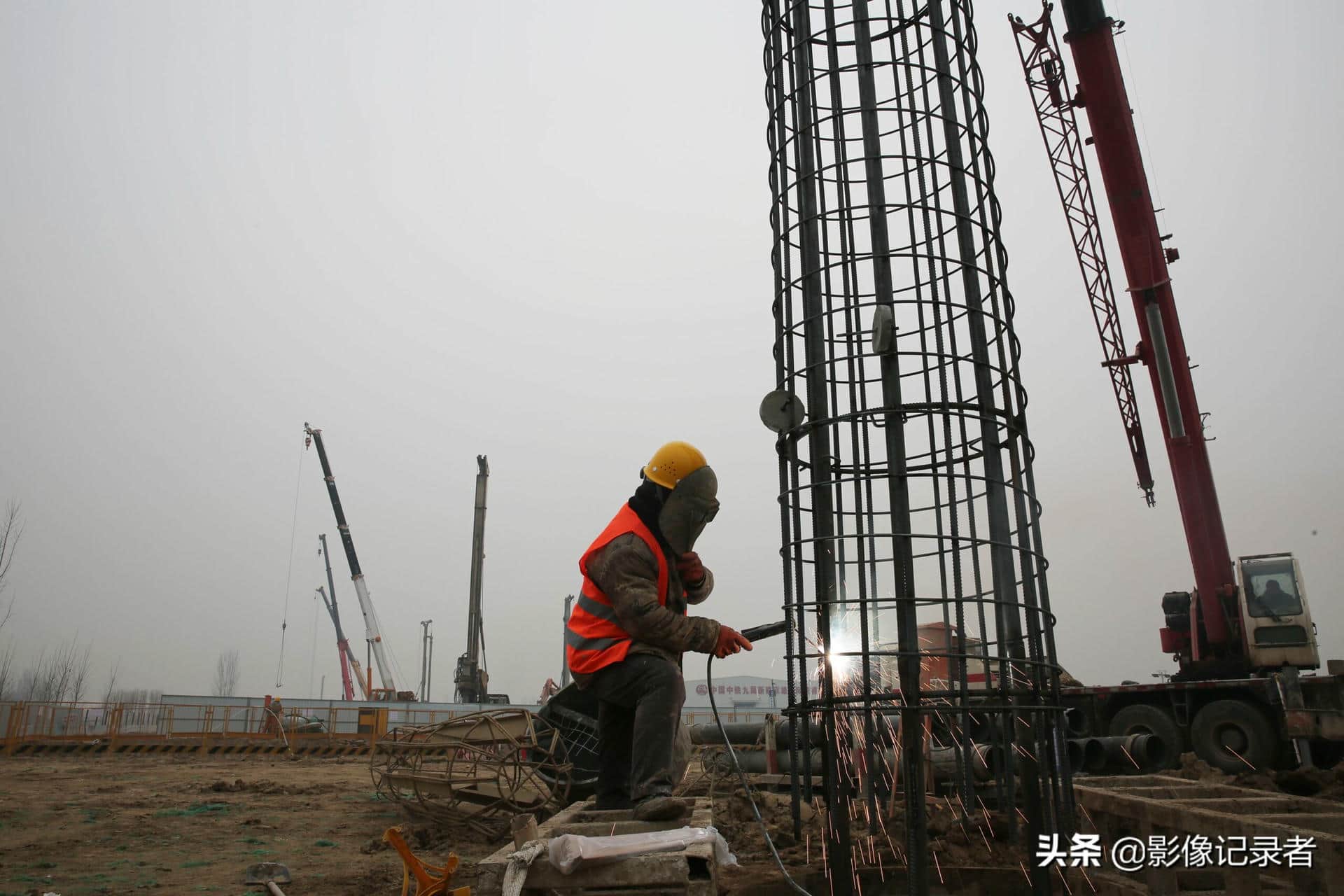 仅隔一个多月,空旷工地上现“吊车林立”,建设现场震撼