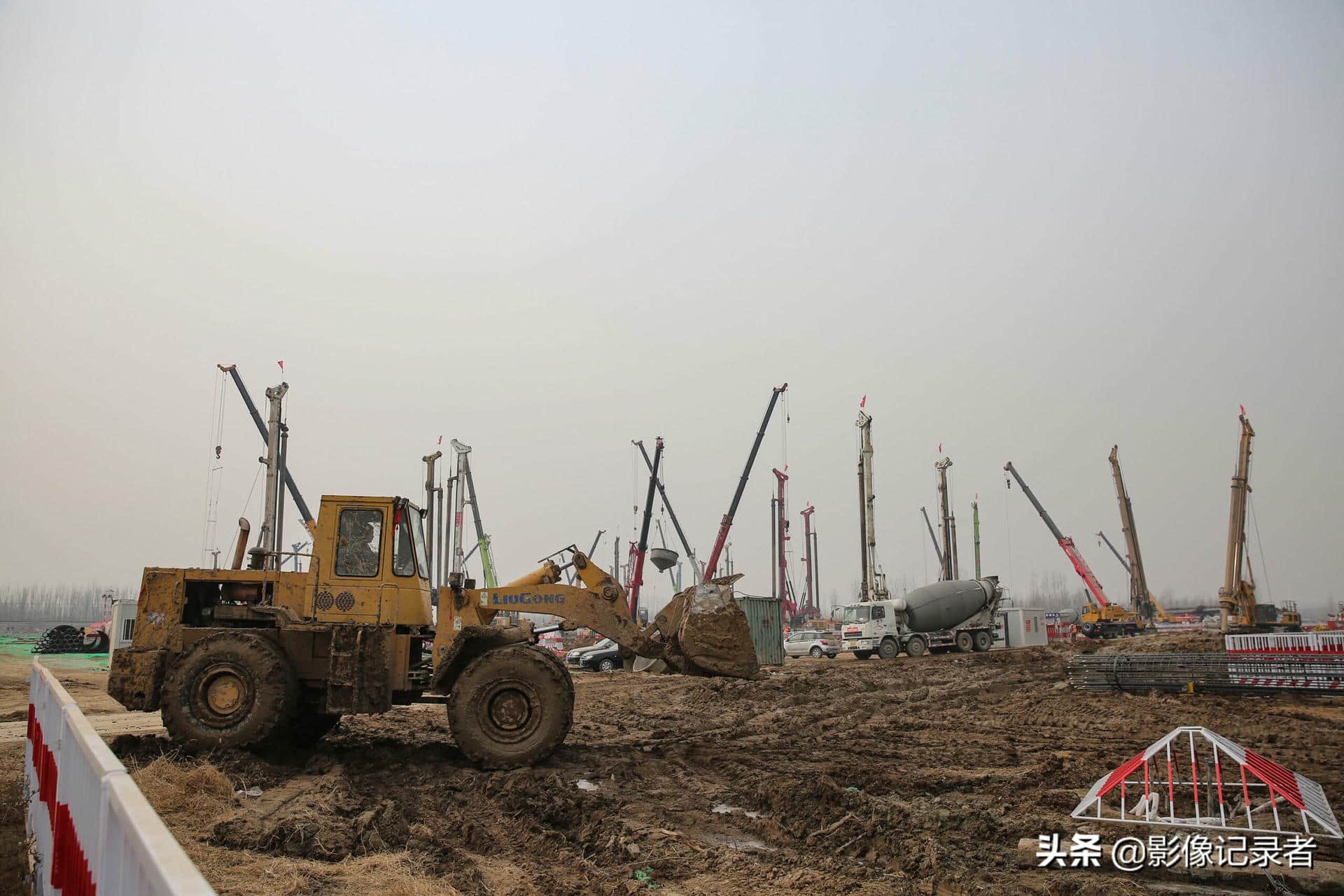 仅隔一个多月,空旷工地上现“吊车林立”,建设现场震撼
