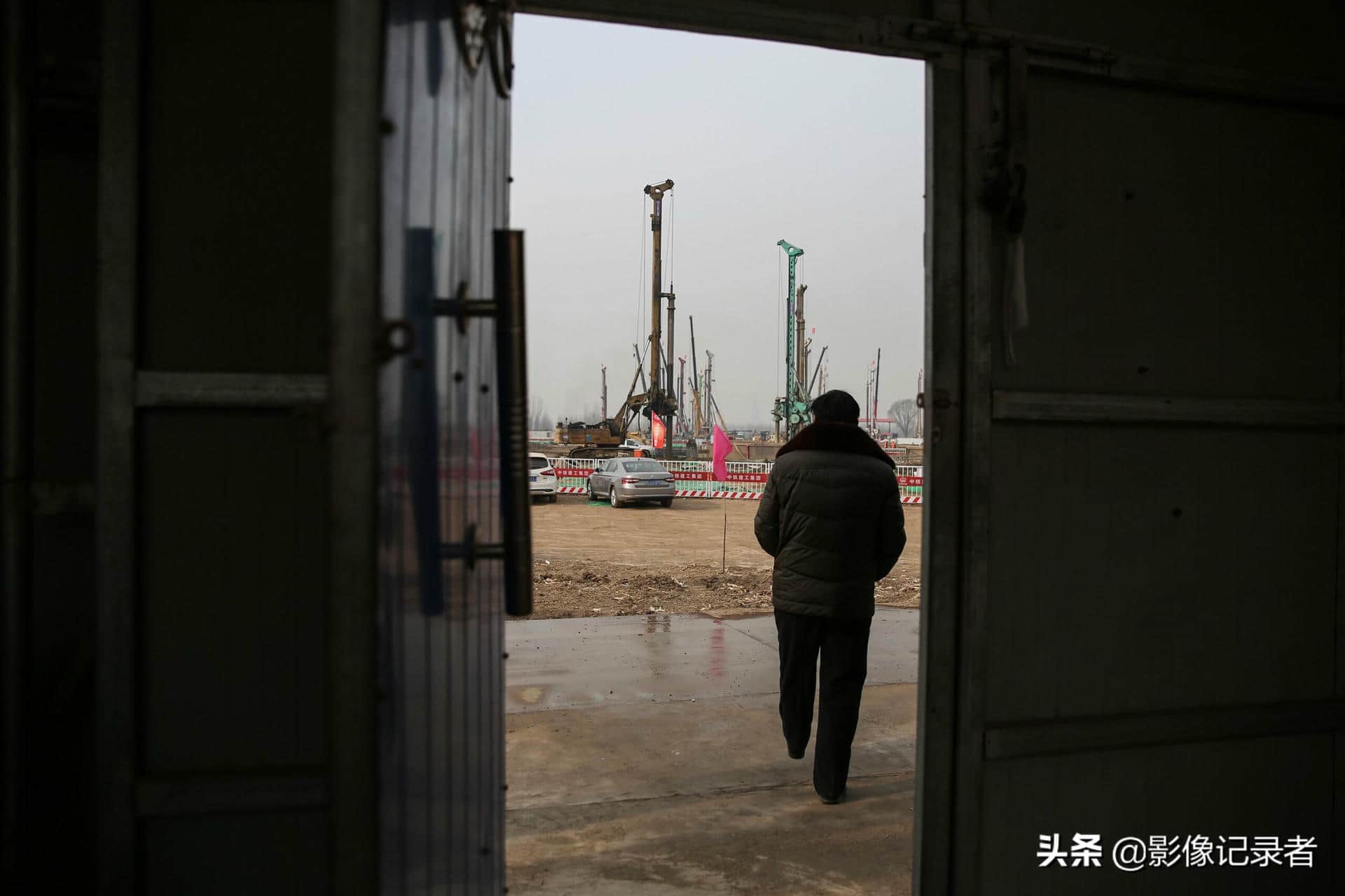 仅隔一个多月,空旷工地上现“吊车林立”,建设现场震撼