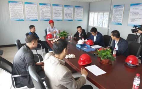 县住建局聘请起重机械专家为企业“把脉”查隐患