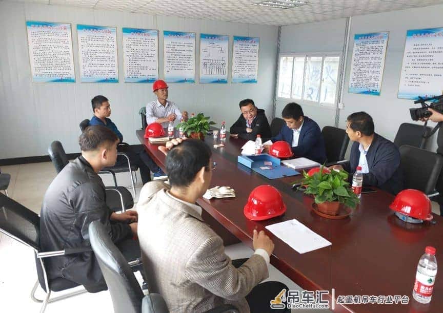 县住建局聘请起重机械专家为企业“把脉”查隐患
