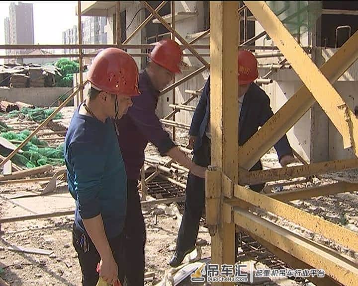 县住建局聘请起重机械专家为企业“把脉”查隐患
