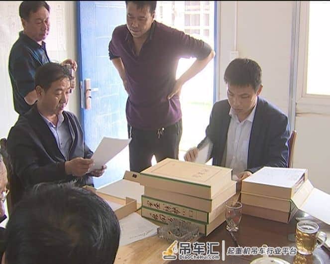县住建局聘请起重机械专家为企业“把脉”查隐患