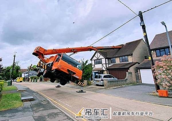 英一起重机作业时意外侧翻 吊臂坠落砸坏房屋