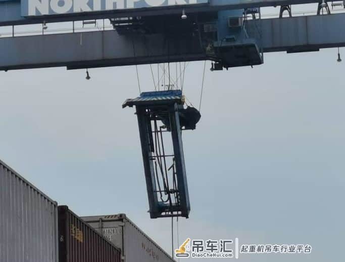 突发！又是龙门吊事故，钢绳断裂集装箱跌落，拖车被砸……