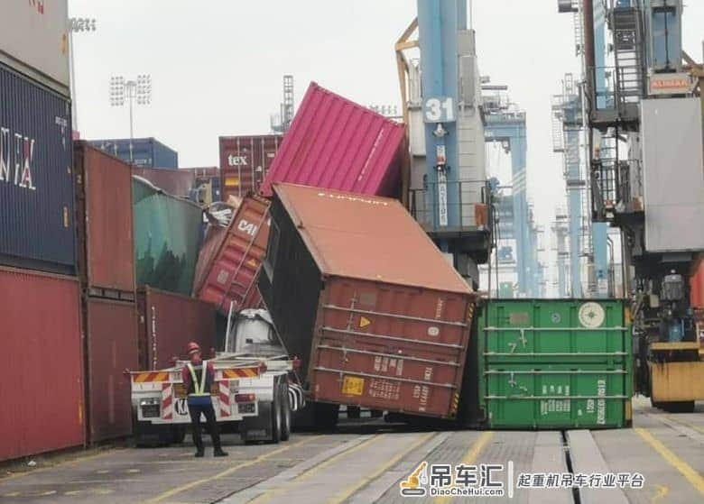 突发!又是龙门吊事故,钢绳断裂集装箱跌落,拖车被砸……