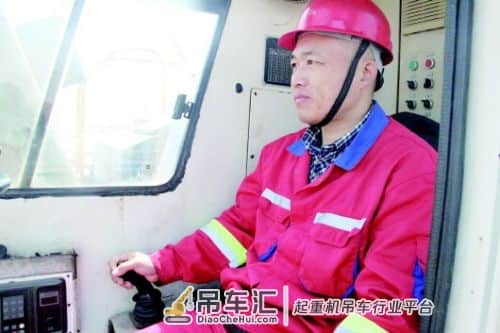 “吊王”秀绝活 开着吊车往酒瓶里插针
