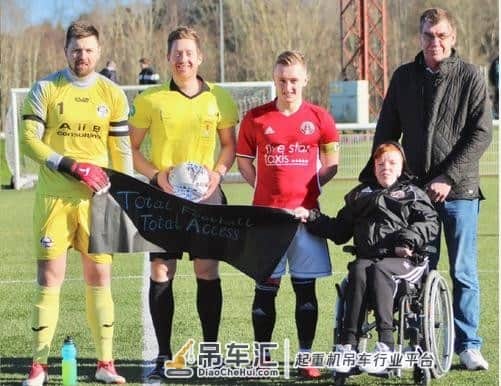 奇葩球迷盘点:有人因球起死回生,有人为看球坐上起重机