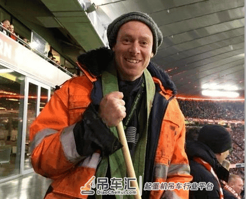 奇葩球迷盘点:有人因球起死回生,有人为看球坐上起重机