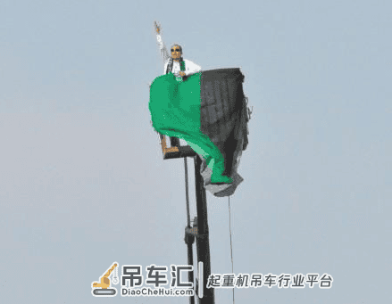 奇葩球迷盘点:有人因球起死回生,有人为看球坐上起重机