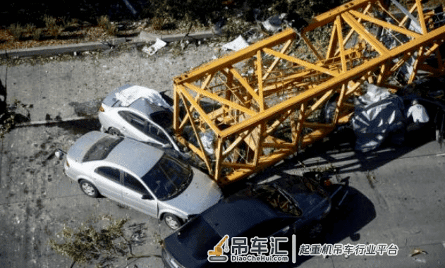 惨剧！西雅图一架起重机高空坠落，压6车酿4死4伤