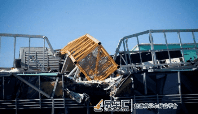 惨剧!西雅图一架起重机高空坠落,压6车酿4死4伤