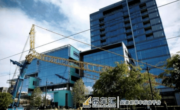 惨剧!西雅图一架起重机高空坠落,压6车酿4死4伤