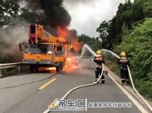 昨天遂宁一大型吊车自燃，熊熊大火淹没半截车身！