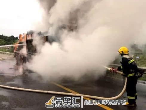 昨天遂宁一大型吊车自燃,熊熊大火淹没半截车身!