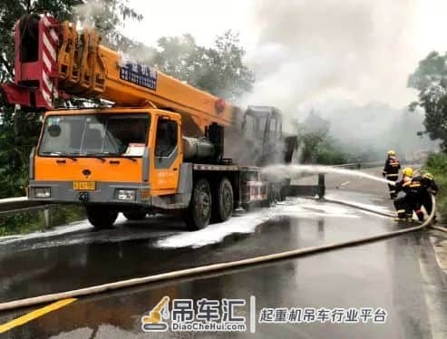 昨天遂宁一大型吊车自燃,熊熊大火淹没半截车身!