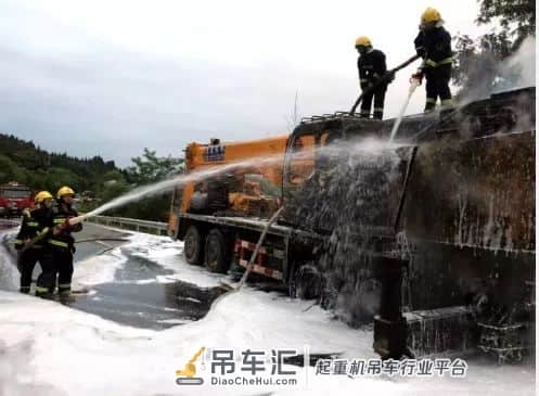 昨天遂宁一大型吊车自燃,熊熊大火淹没半截车身!