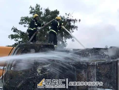 昨天遂宁一大型吊车自燃,熊熊大火淹没半截车身!