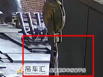 痛心!起重机吊绳从吊钩脱落,吊物直接压到工人!