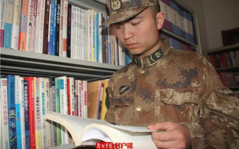从“吊车尾”到“排头兵”，这个倔兵不简单