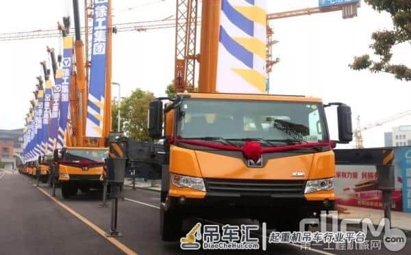 徐工29台起重机交付 一路“黔”行 G无止境