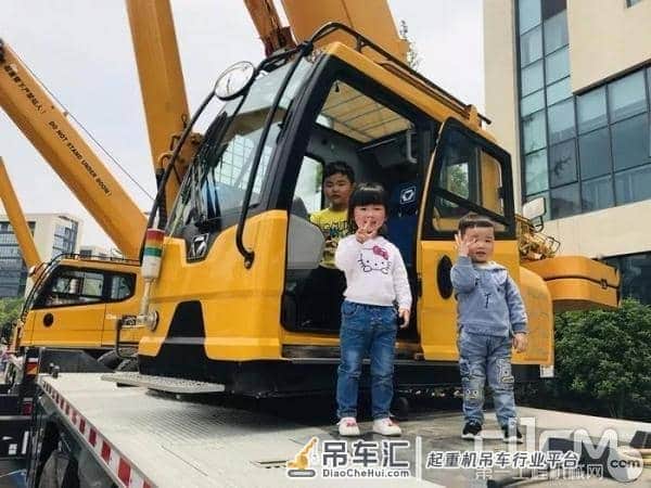 徐工29台起重机交付 一路“黔”行 G无止境