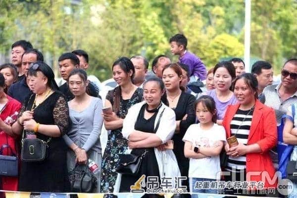 徐工29台起重机交付 一路“黔”行 G无止境