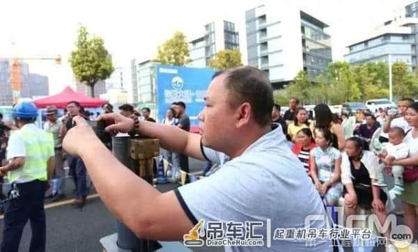 徐工29台起重机交付 一路“黔”行 G无止境