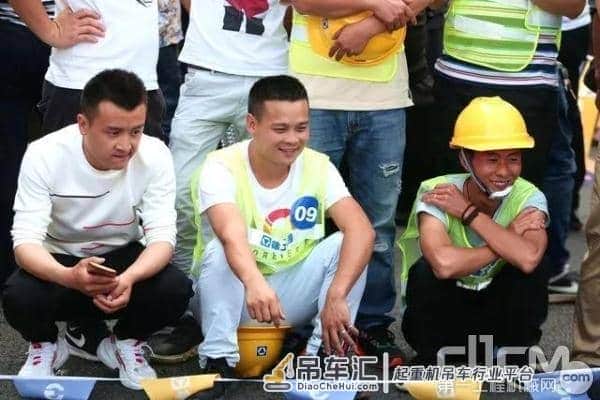 徐工29台起重机交付 一路“黔”行 G无止境