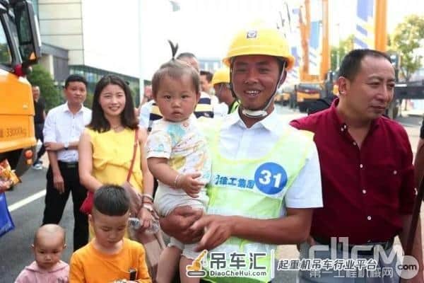 徐工29台起重机交付 一路“黔”行 G无止境