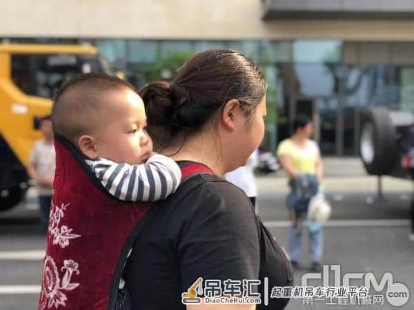 徐工29台起重机交付 一路“黔”行 G无止境