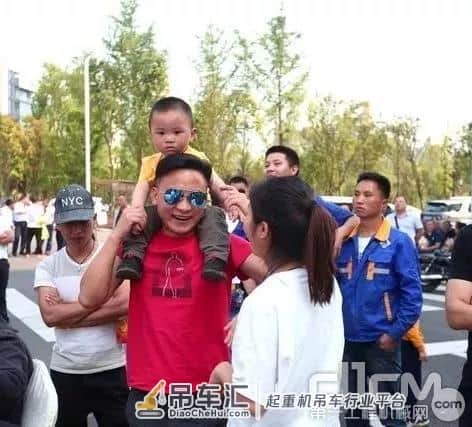 徐工29台起重机交付 一路“黔”行 G无止境