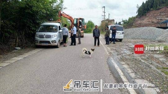 大胆收荒匠，大白天带着起重机盗窃 偷不走叫来挖机被抓现行