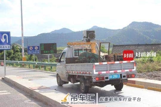 大胆收荒匠,大白天带着起重机盗窃 偷不走叫来挖机被抓现行