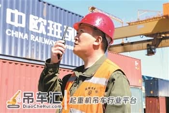 一带一路·铁路故事口岸吊车司机的十年见证