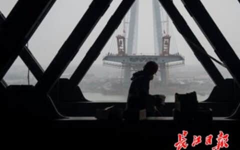 青山长江大桥工地地磅“体检”，起重机吊8吨重砝码测误差