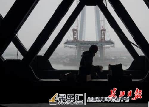 青山长江大桥工地地磅“体检”,起重机吊8吨重砝码测误差
