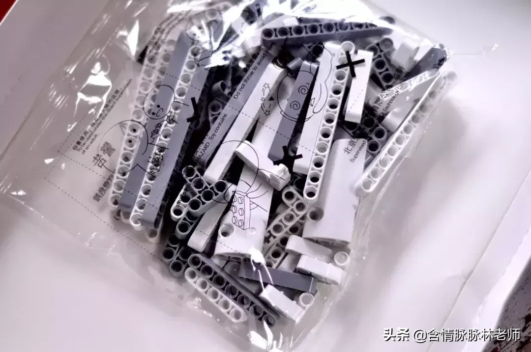 多点时间陪陪孩子,米兔积木工程吊车拼装的泪奔体验