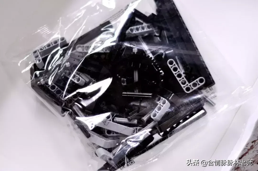 多点时间陪陪孩子,米兔积木工程吊车拼装的泪奔体验
