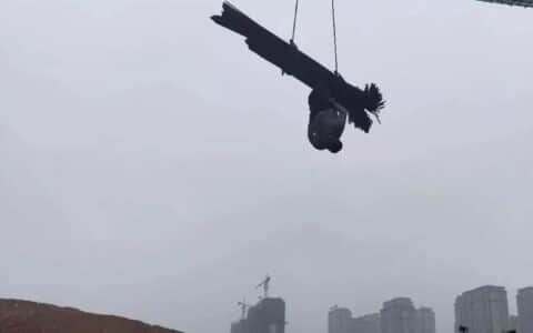 惊险！一钢筋工被塔吊吊起几十米高才被发现！