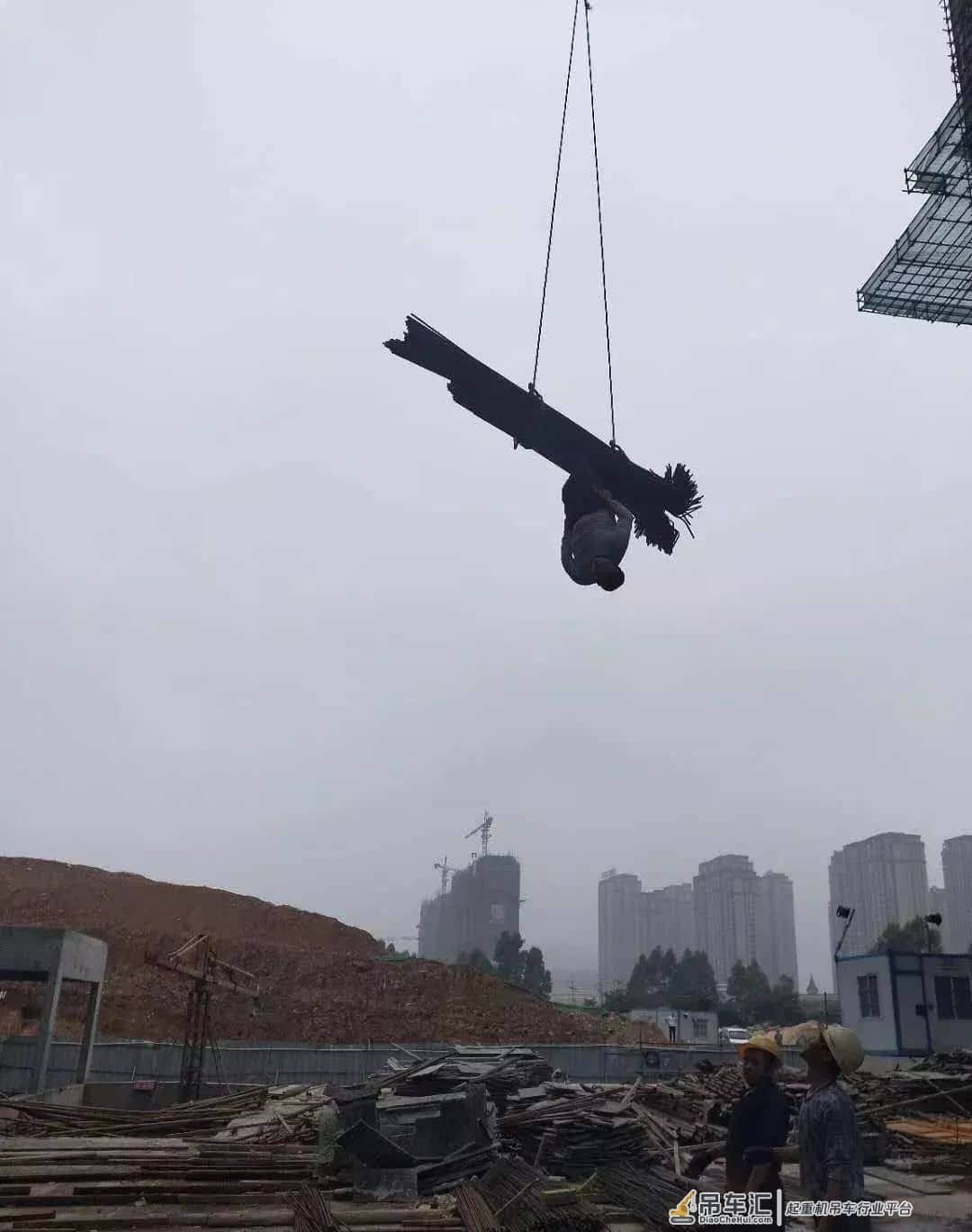 惊险！一钢筋工被塔吊吊起几十米高才被发现！