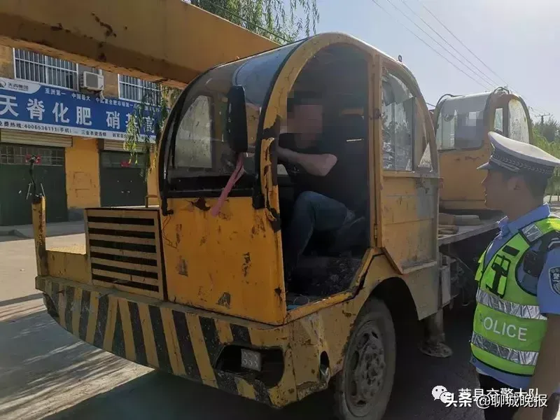 危险！莘县一男子无证驾驶无牌小型吊车上路行驶