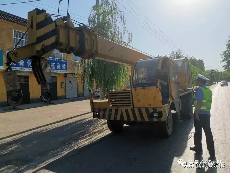 危险！莘县一男子无证驾驶无牌小型吊车上路行驶